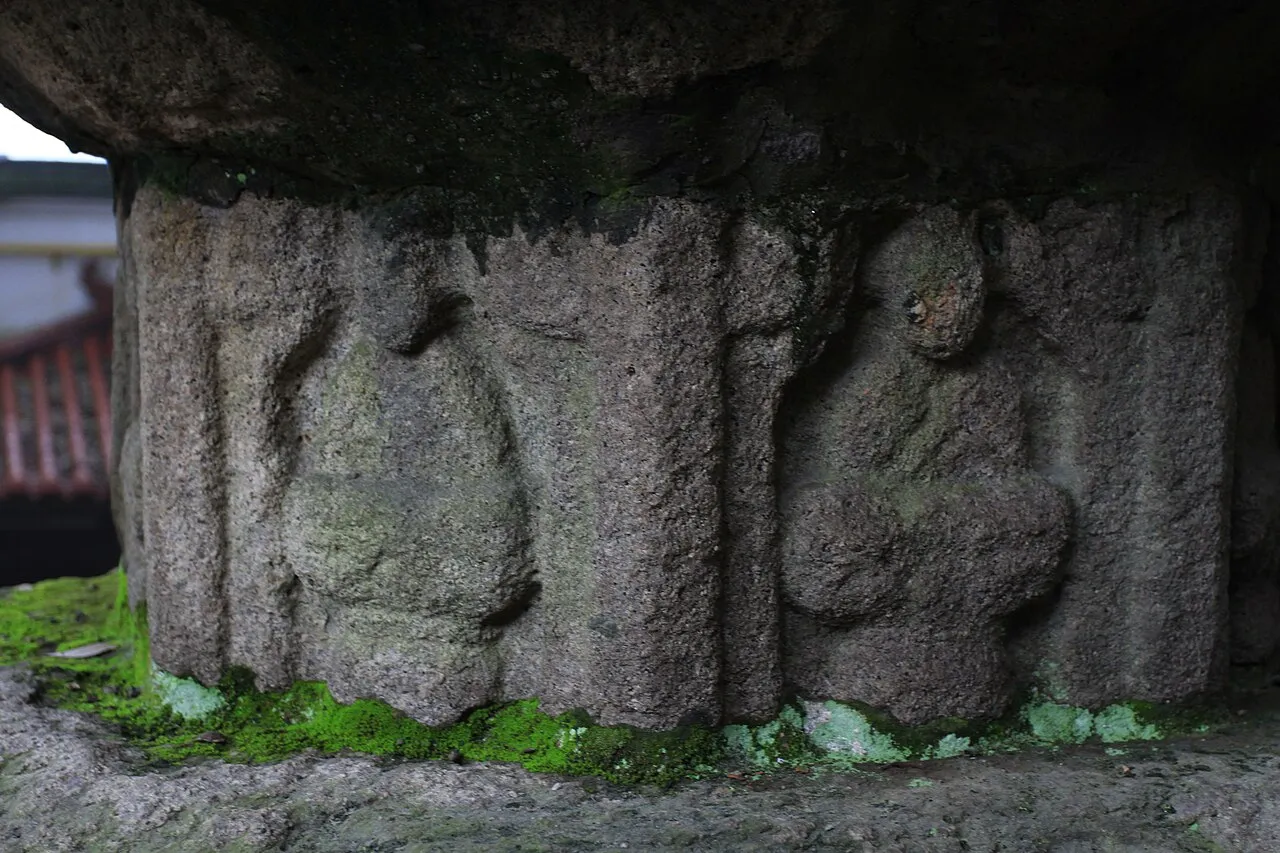 A carved stone figure at Yu Hill, Fuzhou.