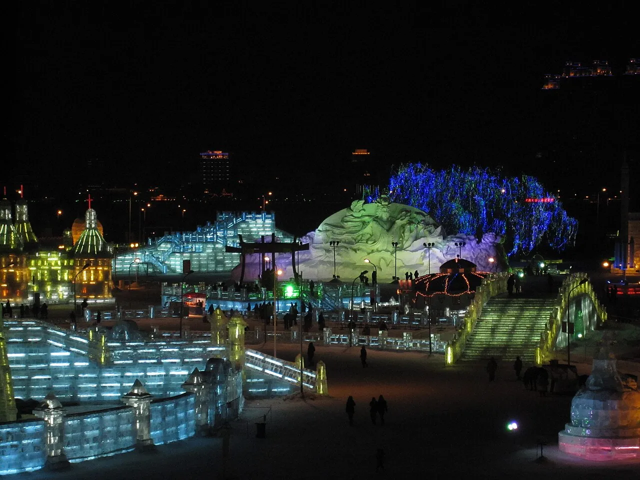 The eleventh Harbin Ice and Snow World: an ice-sculpture scene photographed during that edition.