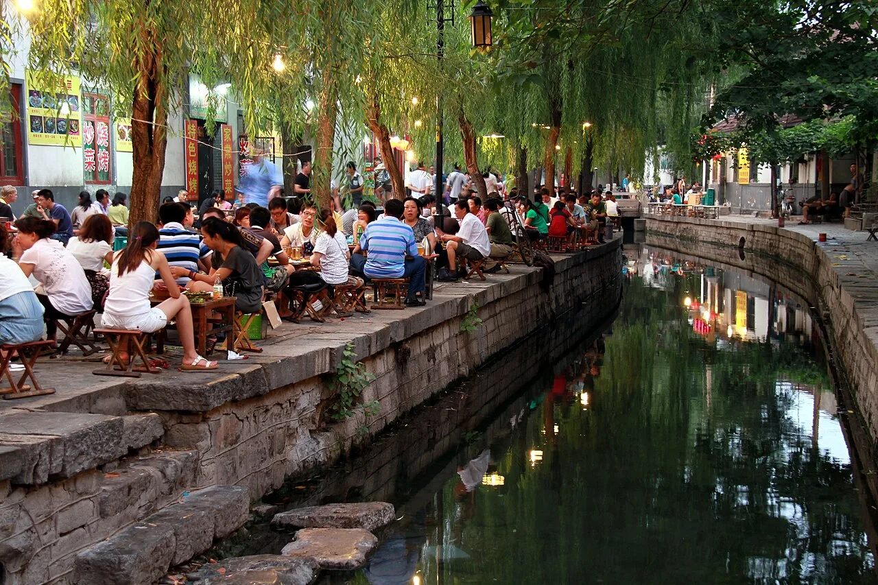 Canal-side tables and old buildings along Qushuiting Street in Jinan.