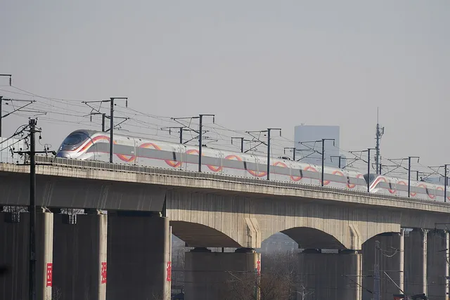 A CR400AF-BZ high-speed train on the Xuzhou–Lanzhou railway near Xianyang.
