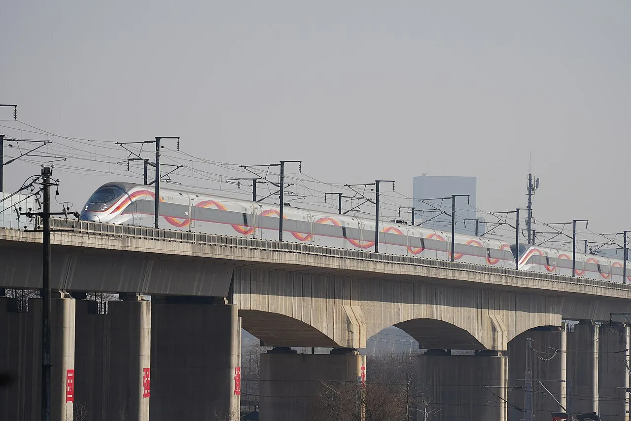 A CR400AF-BZ high-speed train on the Xuzhou–Lanzhou railway near Xianyang.