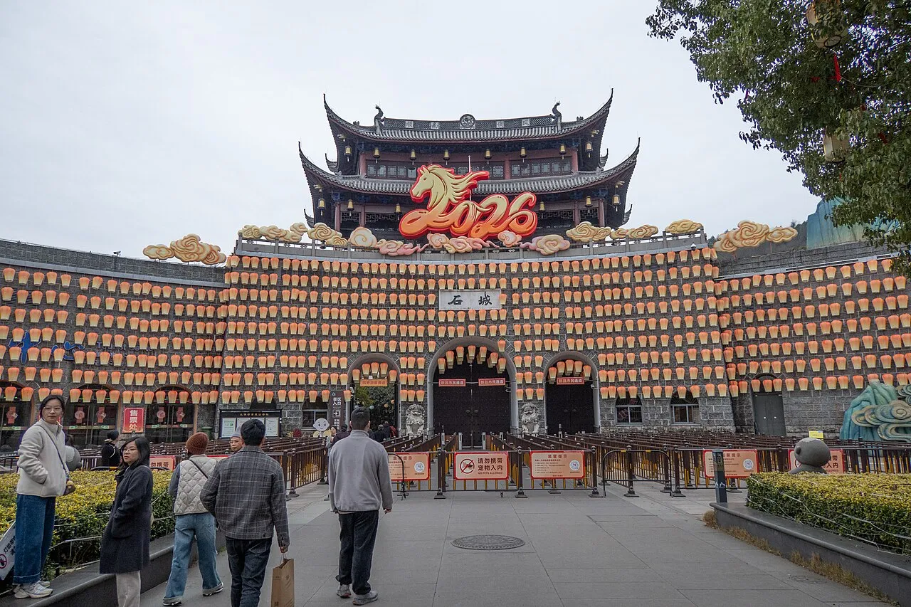 The entrance to Dafo Temple Scenic Area in Xinchang, Shaoxing, photographed in 2026.