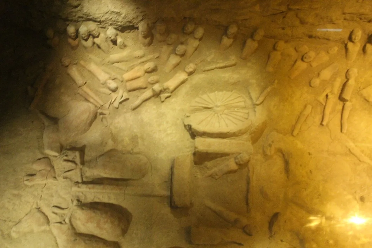 Archaeological figures in the Han Yang Ling mausoleum museum near Xi’an.